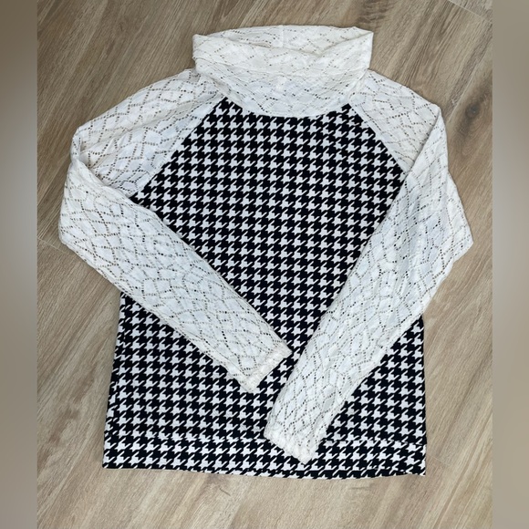 Tops - Women’s Laced Turtleneck Long Sleeves W/Retro Pattern Design